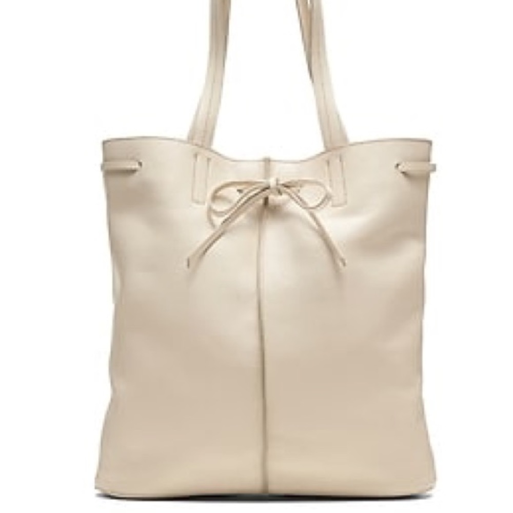 Banana Republic Phone-charging Leather Tote - Picture 4 of 7